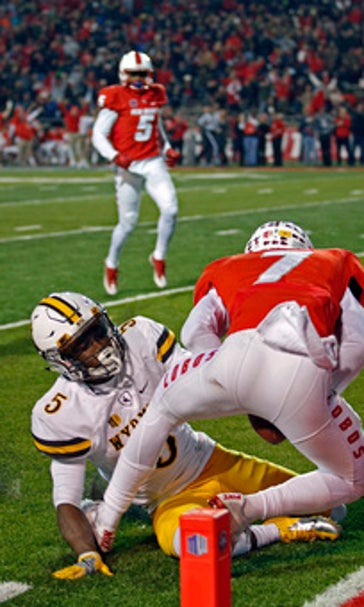 New Mexico plows through Wyoming in 53-35 win